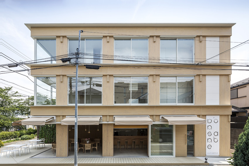 Shigeru Ban Architects combines Vin Sante restaurant with N House at the prominent corner of Tokyo
