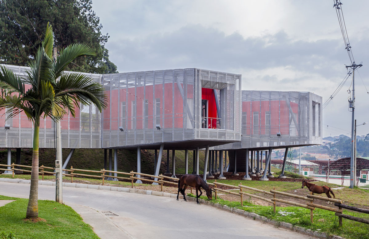 El Equipo Mazzanti designed an open geometric structure that can be expanded by Marinilla people