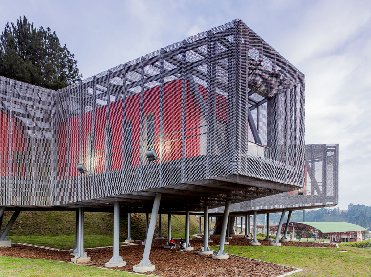 El Equipo Mazzanti designed an open geometric structure that can be expanded by Marinilla people