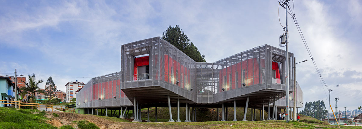 El Equipo Mazzanti designed an open geometric structure that can be expanded by Marinilla people