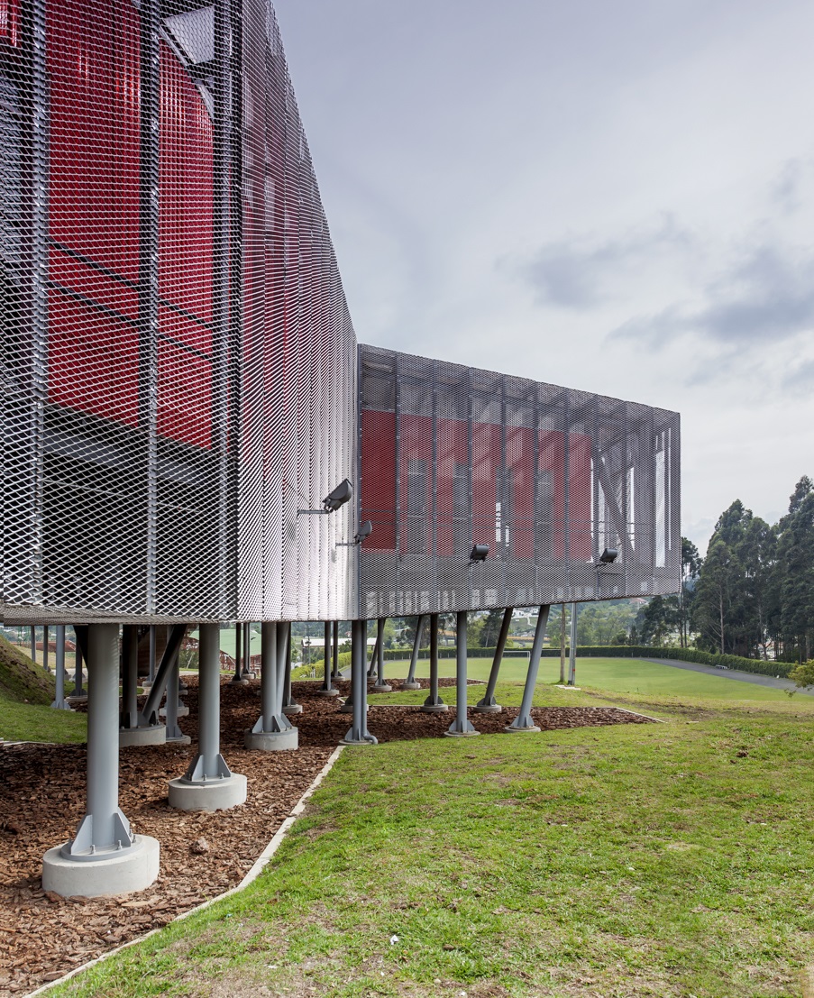 El Equipo Mazzanti designed an open geometric structure that can be expanded by Marinilla people