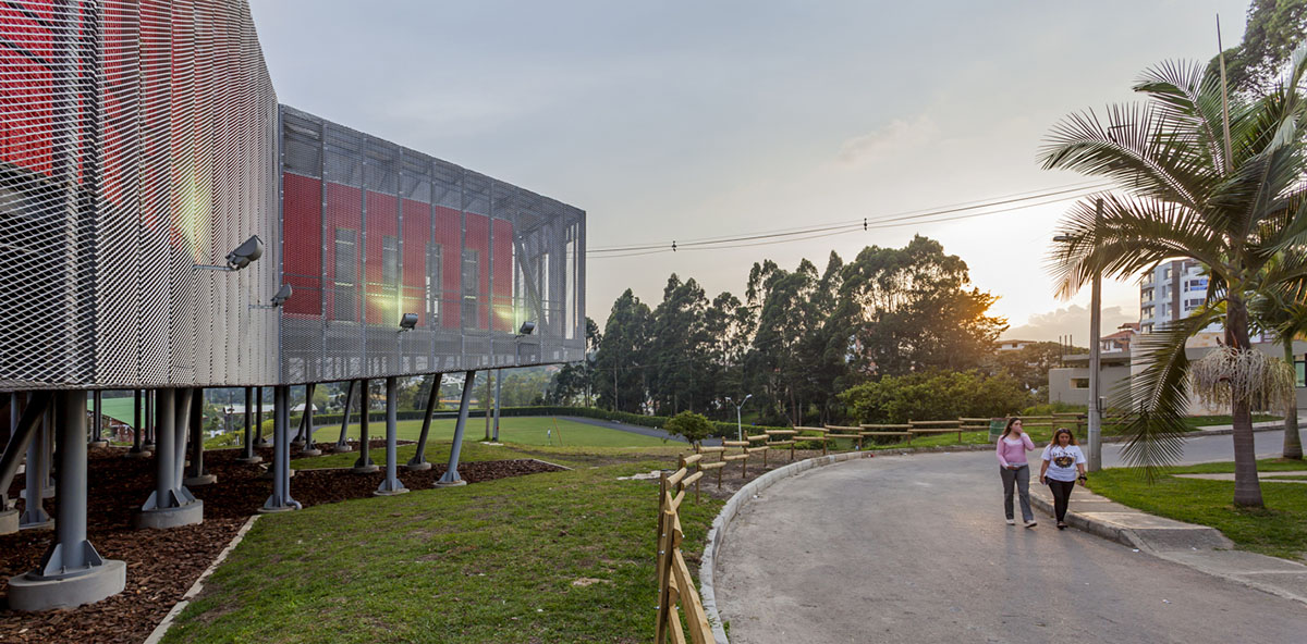 El Equipo Mazzanti designed an open geometric structure that can be expanded by Marinilla people