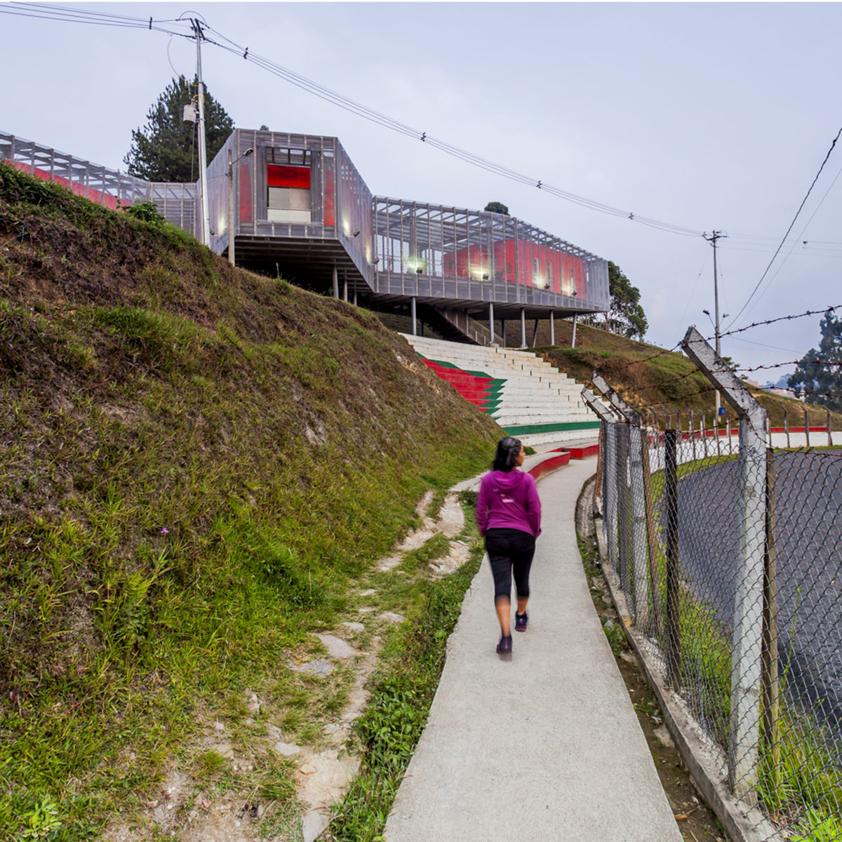 El Equipo Mazzanti designed an open geometric structure that can be expanded by Marinilla people