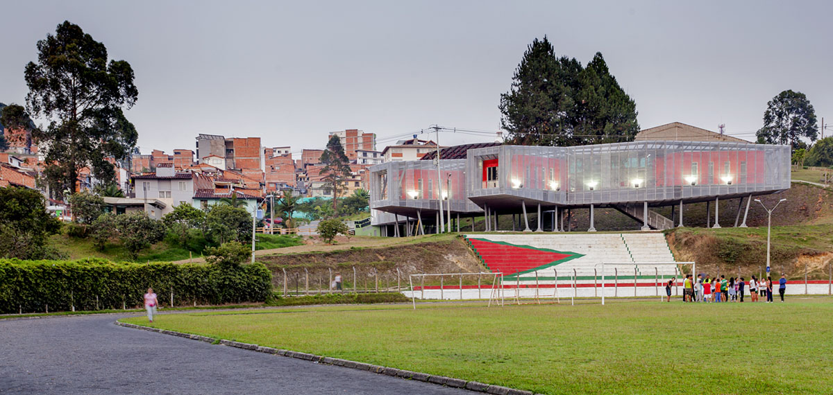 El Equipo Mazzanti designed an open geometric structure that can be expanded by Marinilla people