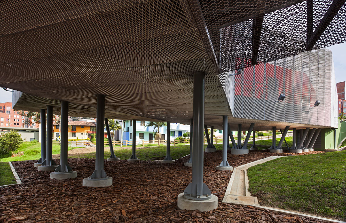 El Equipo Mazzanti designed an open geometric structure that can be expanded by Marinilla people