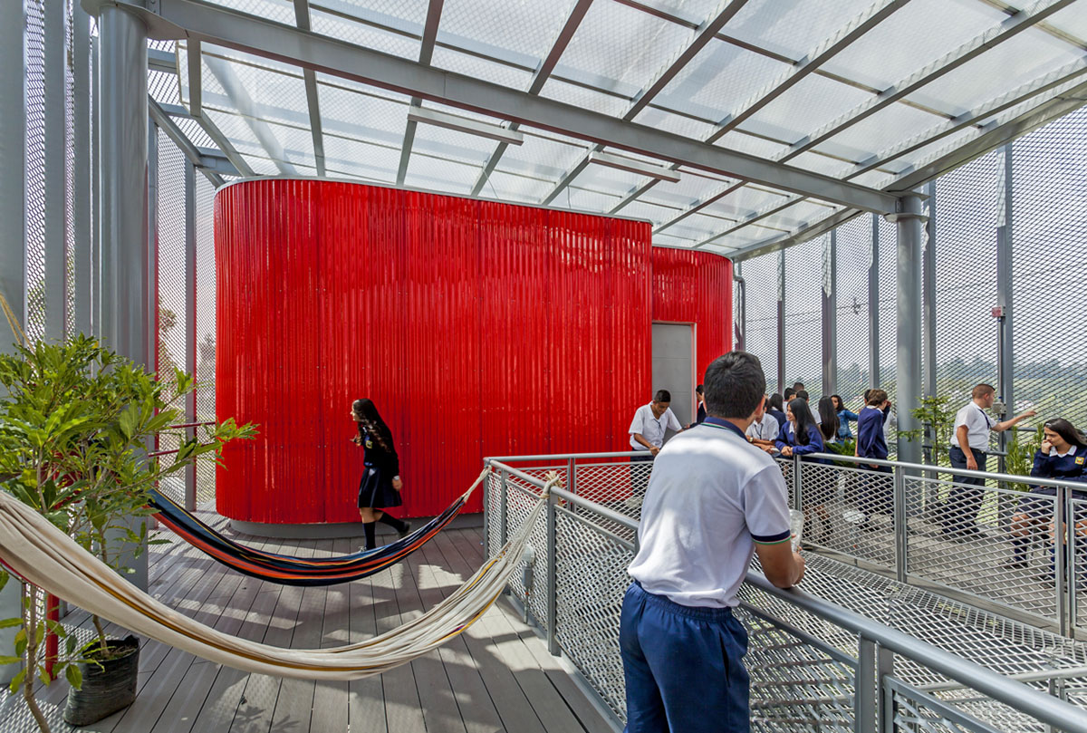 El Equipo Mazzanti designed an open geometric structure that can be expanded by Marinilla people