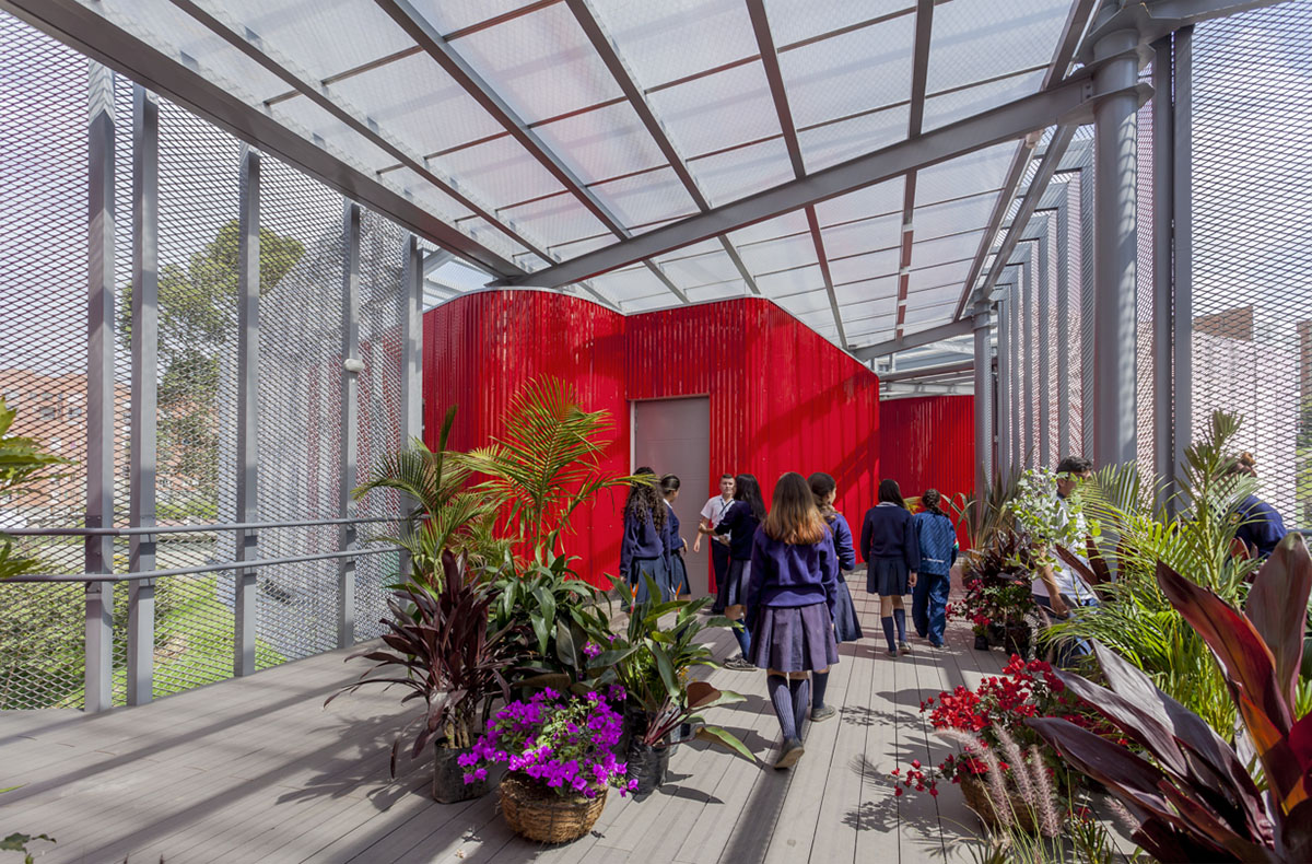 El Equipo Mazzanti designed an open geometric structure that can be expanded by Marinilla people