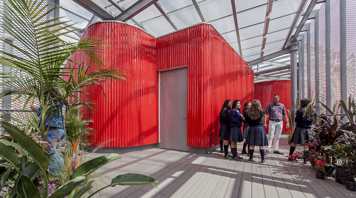 El Equipo Mazzanti designed an open geometric structure that can be expanded by Marinilla people