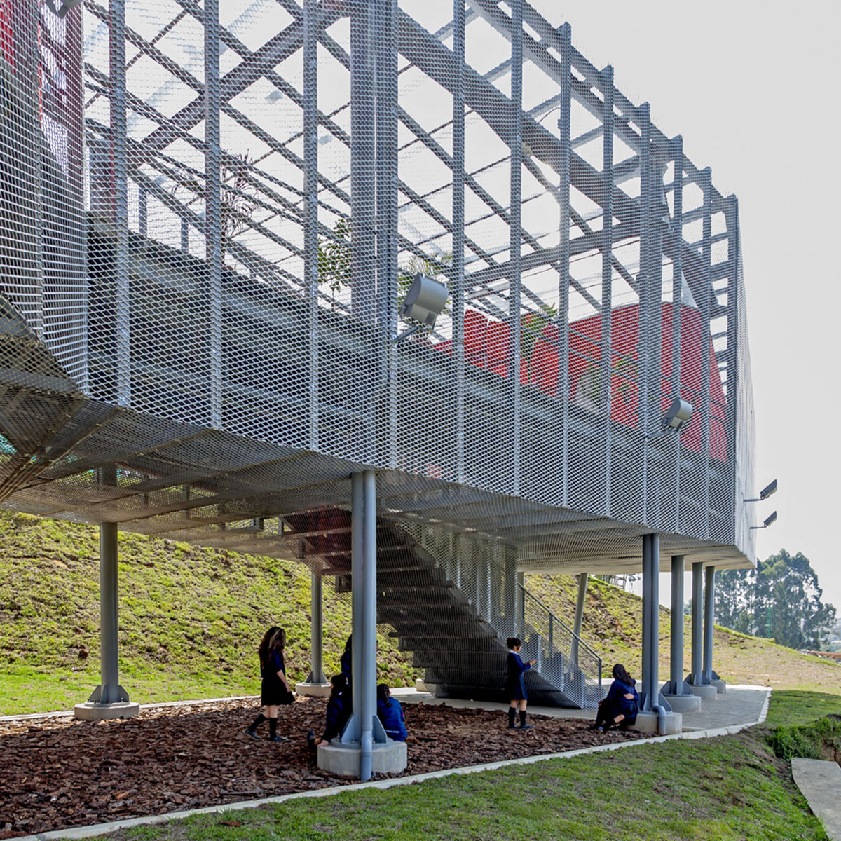 El Equipo Mazzanti designed an open geometric structure that can be expanded by Marinilla people