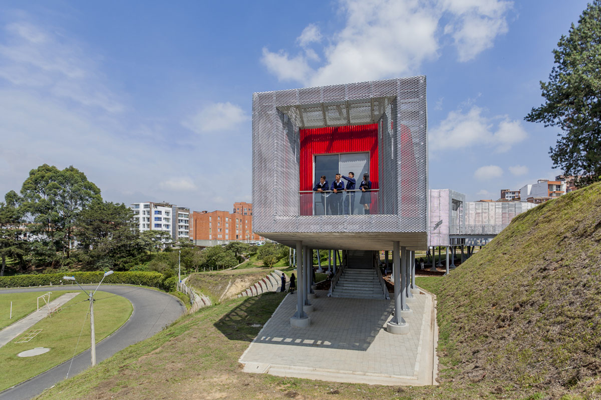 El Equipo Mazzanti designed an open geometric structure that can be expanded by Marinilla people