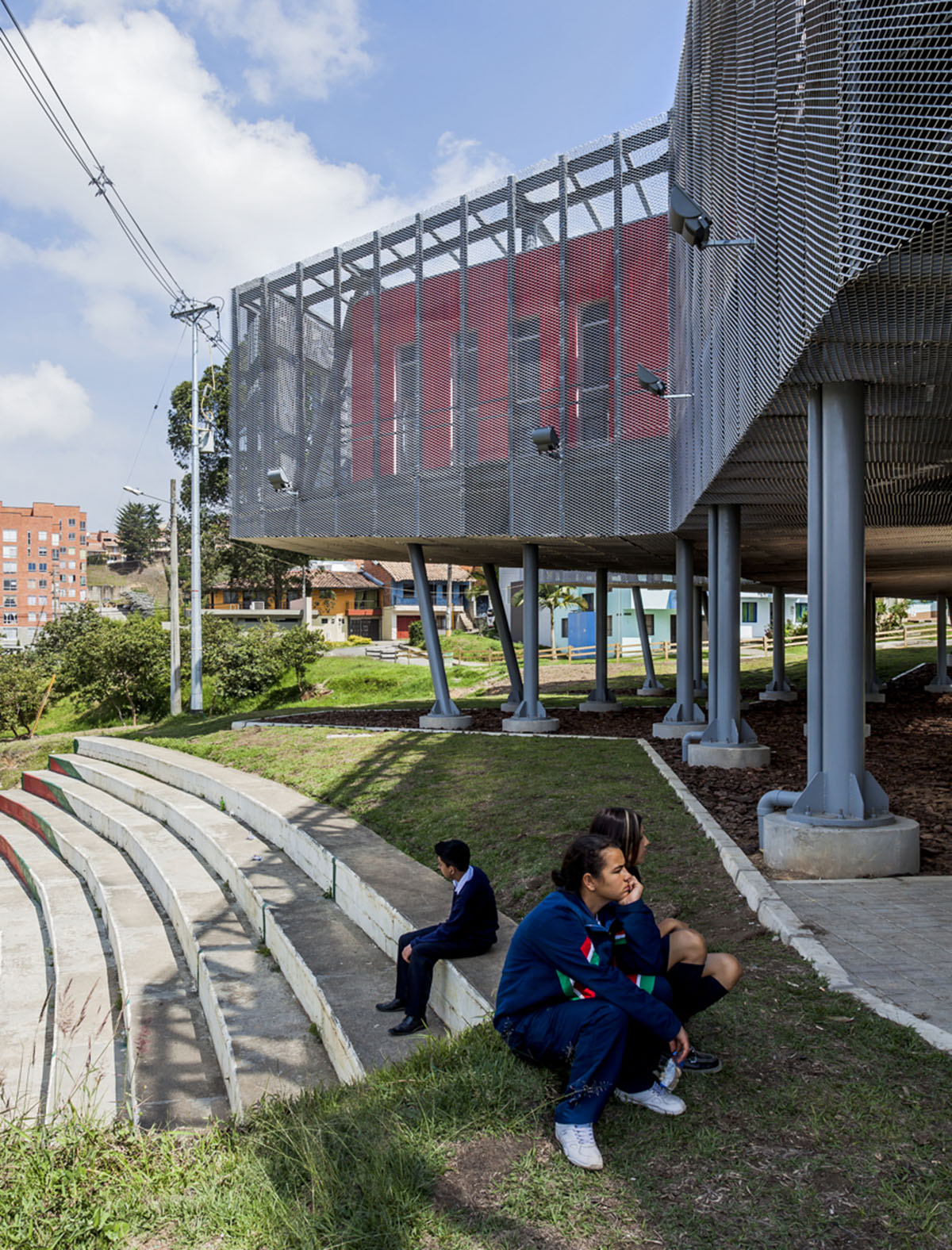 El Equipo Mazzanti designed an open geometric structure that can be expanded by Marinilla people