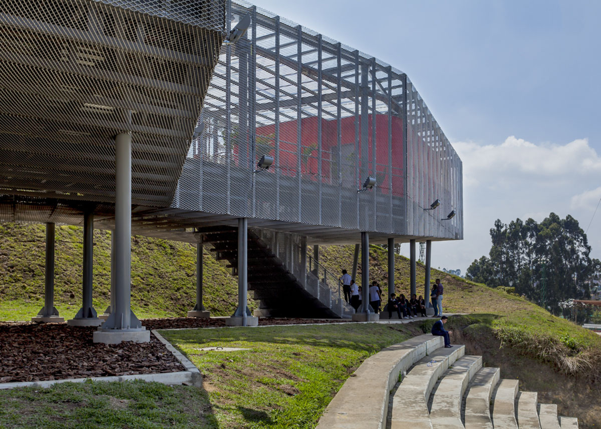 El Equipo Mazzanti designed an open geometric structure that can be expanded by Marinilla people