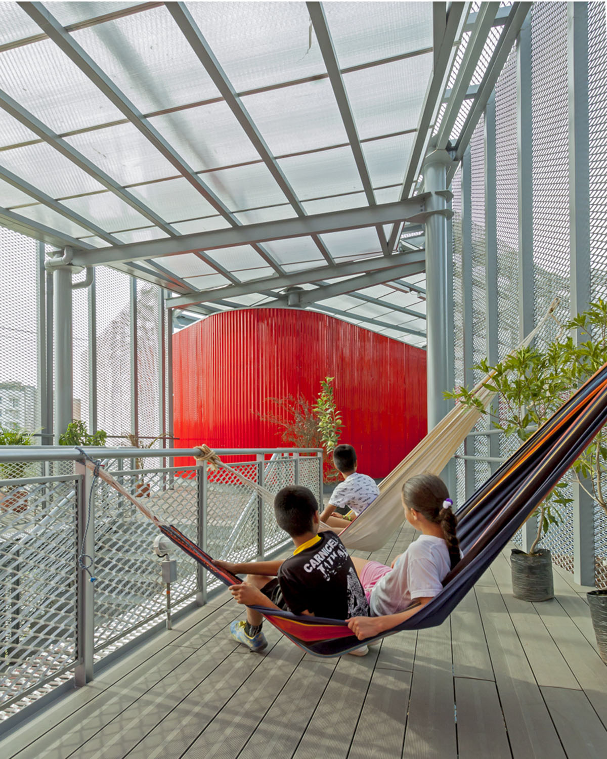 El Equipo Mazzanti designed an open geometric structure that can be expanded by Marinilla people