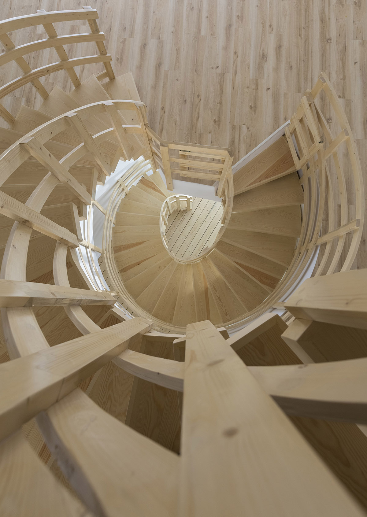 These Triple-Shifted Volumes in Iran create a sense of suspension designed by New Wave Architecture