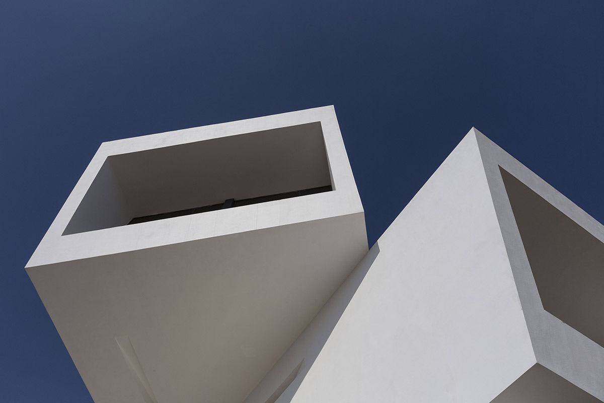 These Triple-Shifted Volumes in Iran create a sense of suspension designed by New Wave Architecture