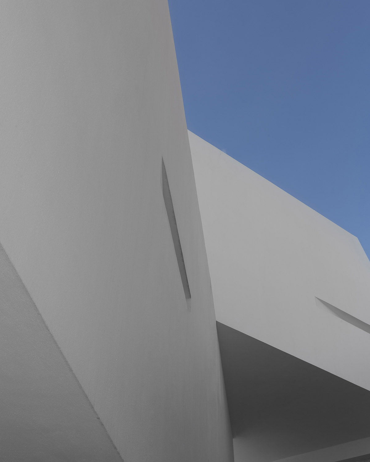 These Triple-Shifted Volumes in Iran create a sense of suspension designed by New Wave Architecture