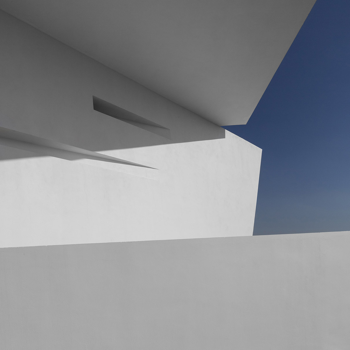 These Triple-Shifted Volumes in Iran create a sense of suspension designed by New Wave Architecture