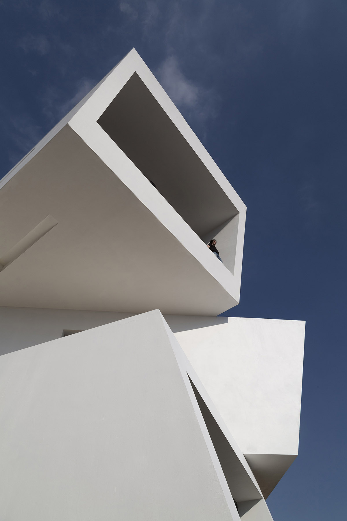 These Triple-Shifted Volumes in Iran create a sense of suspension designed by New Wave Architecture