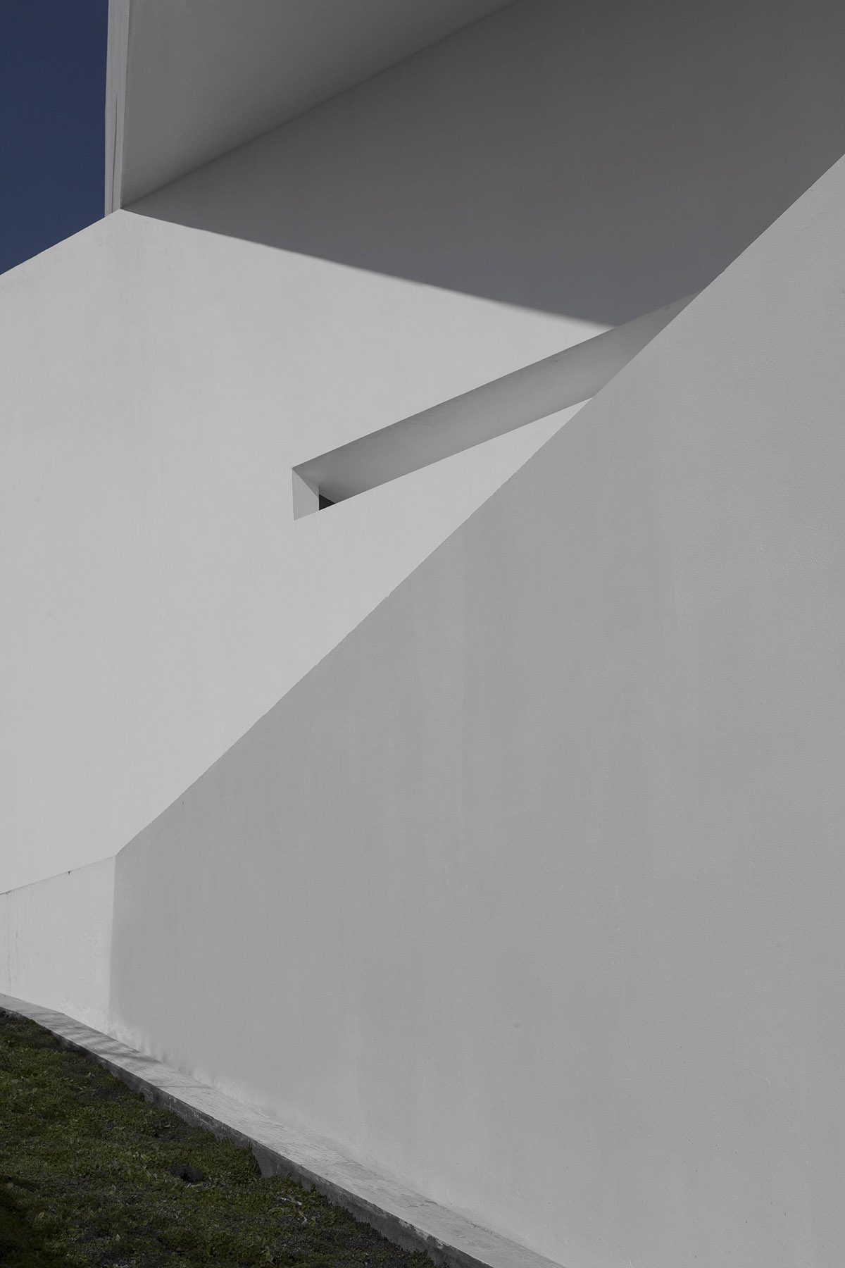 These Triple-Shifted Volumes in Iran create a sense of suspension designed by New Wave Architecture