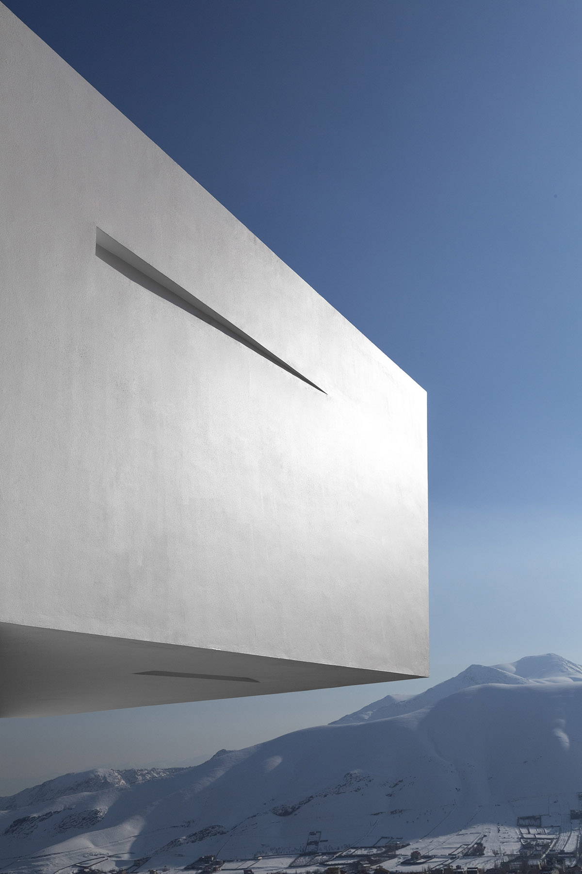 These Triple-Shifted Volumes in Iran create a sense of suspension designed by New Wave Architecture