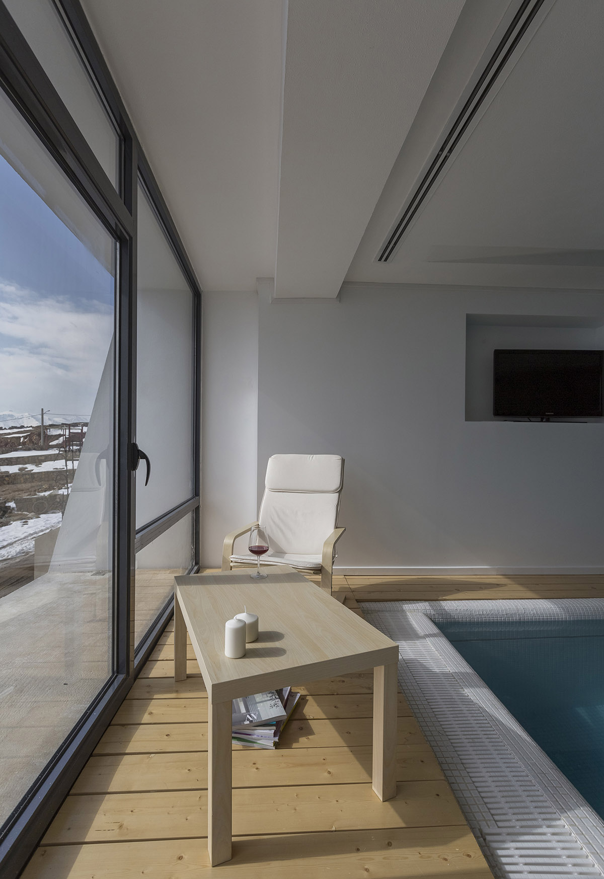 These Triple-Shifted Volumes in Iran create a sense of suspension designed by New Wave Architecture