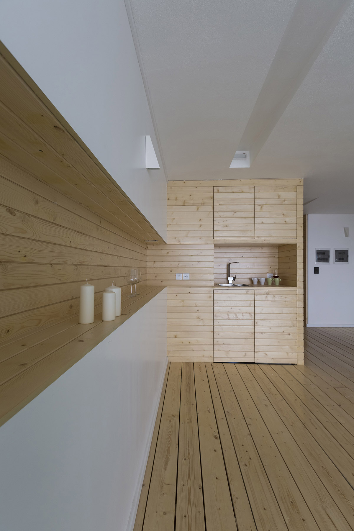 These Triple-Shifted Volumes in Iran create a sense of suspension designed by New Wave Architecture