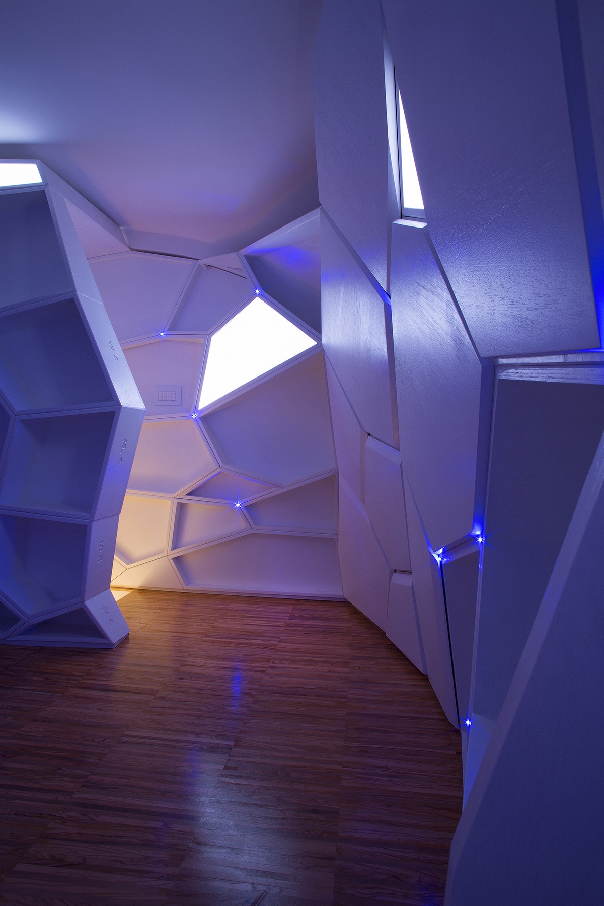 GG-loop’s ’The Infection’ covers the whole walls of the apartment as a multi-sensorial intervention