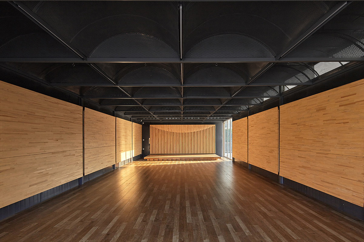 HAD+Epos Architects combine a series of white steel boxes for Black Box Gym in China