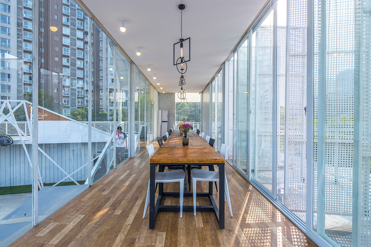 HAD+Epos Architects combine a series of white steel boxes for Black Box Gym in China