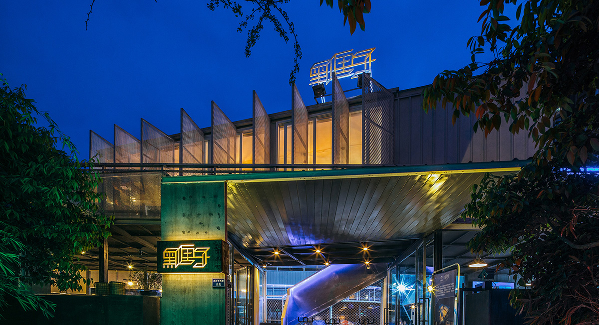 HAD+Epos Architects combine a series of white steel boxes for Black Box Gym in China