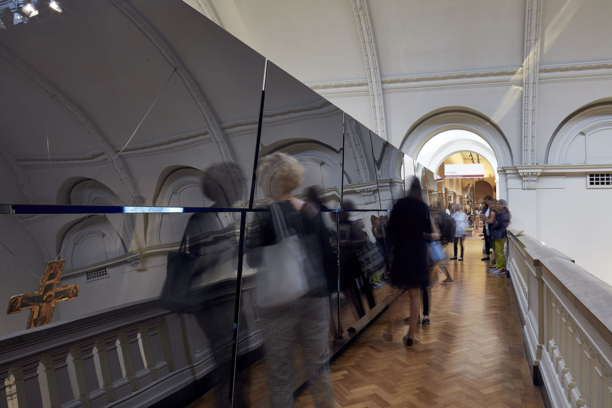 Tabanlıoğlu Architects anatomizes Madonna in a Fur Coat novel with a 13-metre-long mirrored black box