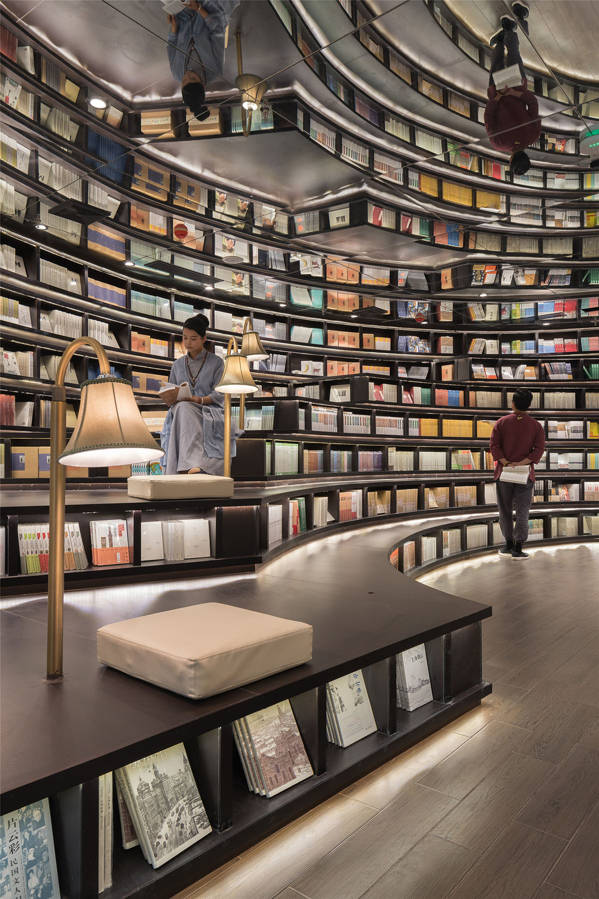 Li Xiang creates Zhongshuge Hangzhou, a forest of books theatrically arranged in China