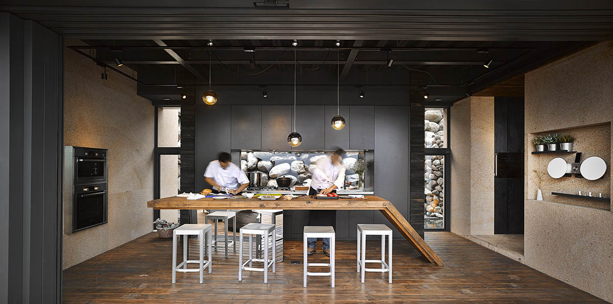 A rocky house in Eastern Taiwan uses traditional native architectural technique of A’tolan