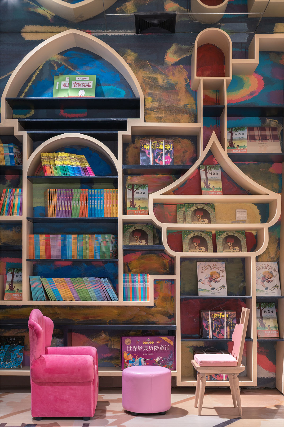 Li Xiang creates Zhongshuge Hangzhou, a forest of books theatrically arranged in China