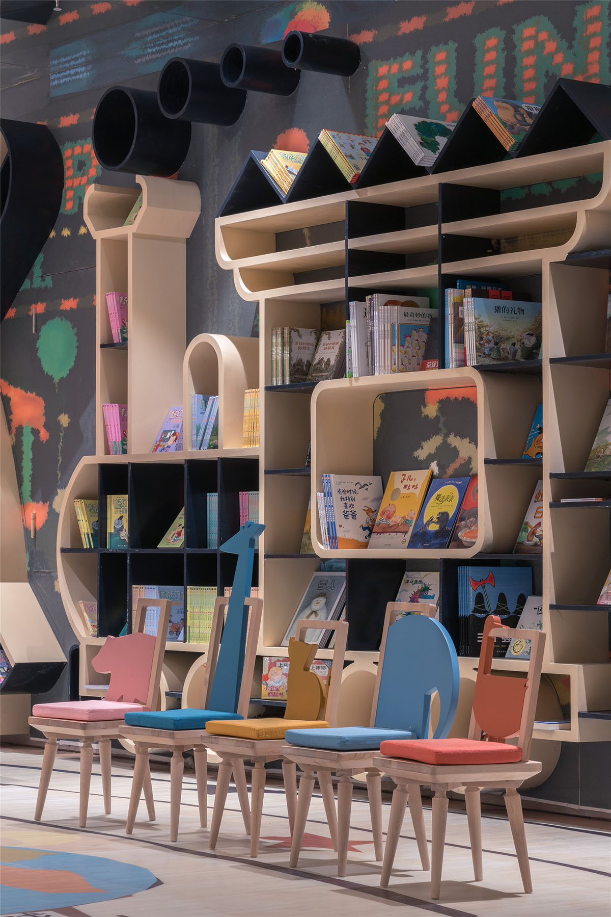 Li Xiang creates Zhongshuge Hangzhou, a forest of books theatrically arranged in China