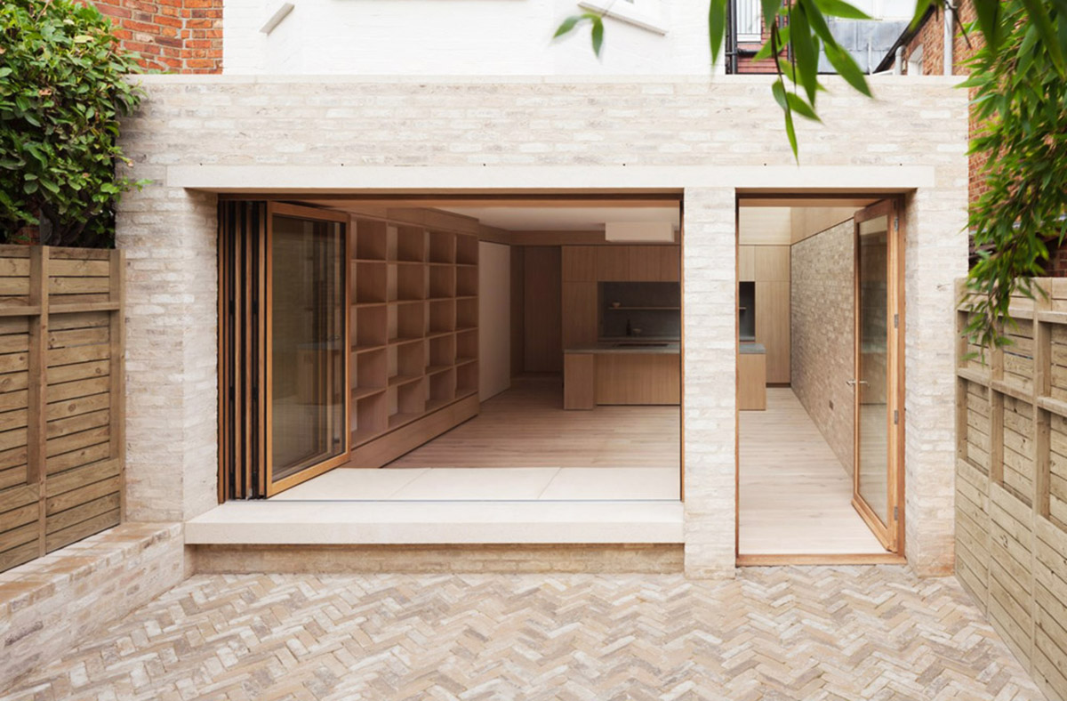 Erbar Mattes renovates London’s old house by using soft tones of brick and wood materials