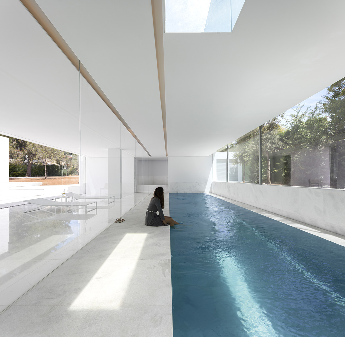 Fran Silvestre Arquitectos completes a volume-shifting house between the pine forest of Spain