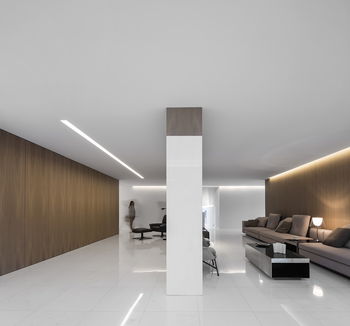 Fran Silvestre Arquitectos completes a volume-shifting house between the pine forest of Spain