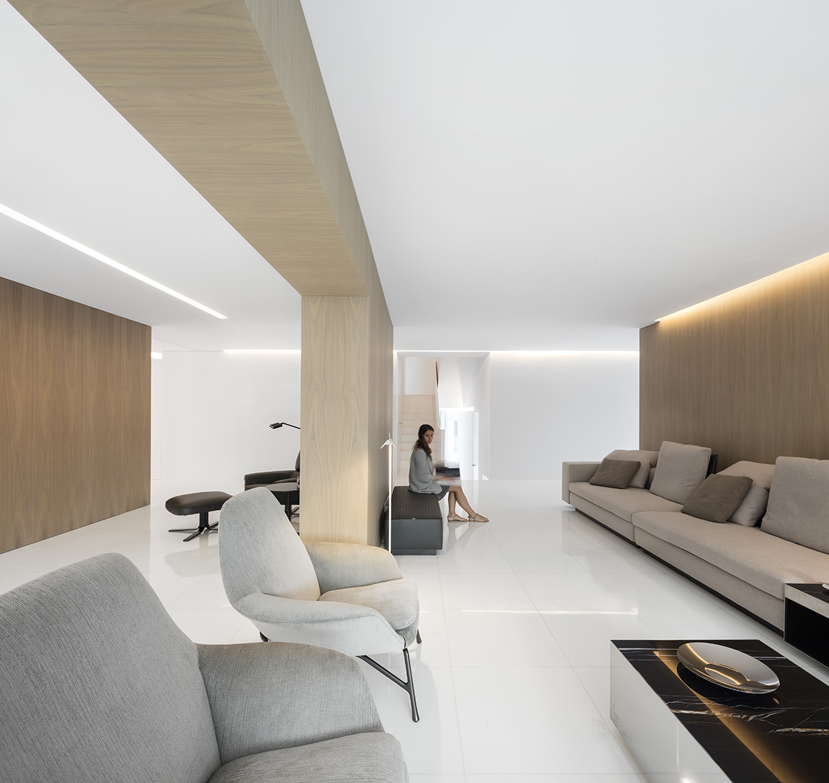 Fran Silvestre Arquitectos completes a volume-shifting house between the pine forest of Spain
