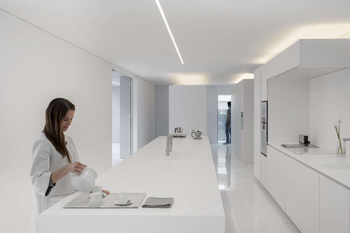 Fran Silvestre Arquitectos completes a volume-shifting house between the pine forest of Spain