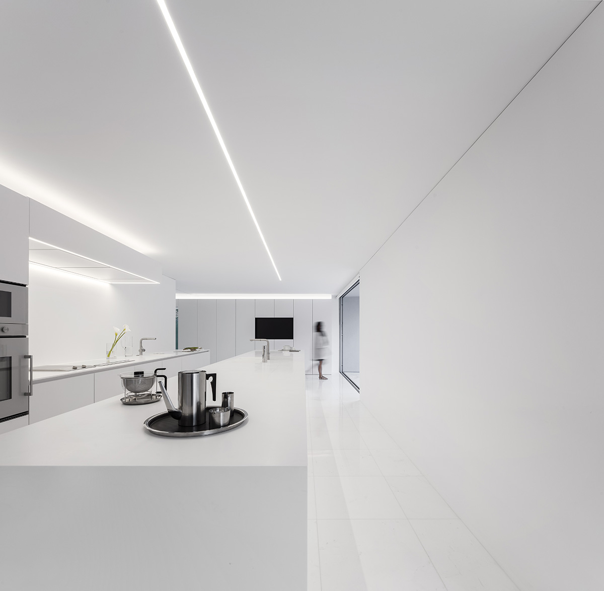 Fran Silvestre Arquitectos completes a volume-shifting house between the pine forest of Spain