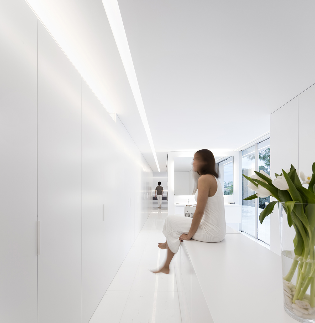 Fran Silvestre Arquitectos completes a volume-shifting house between the pine forest of Spain