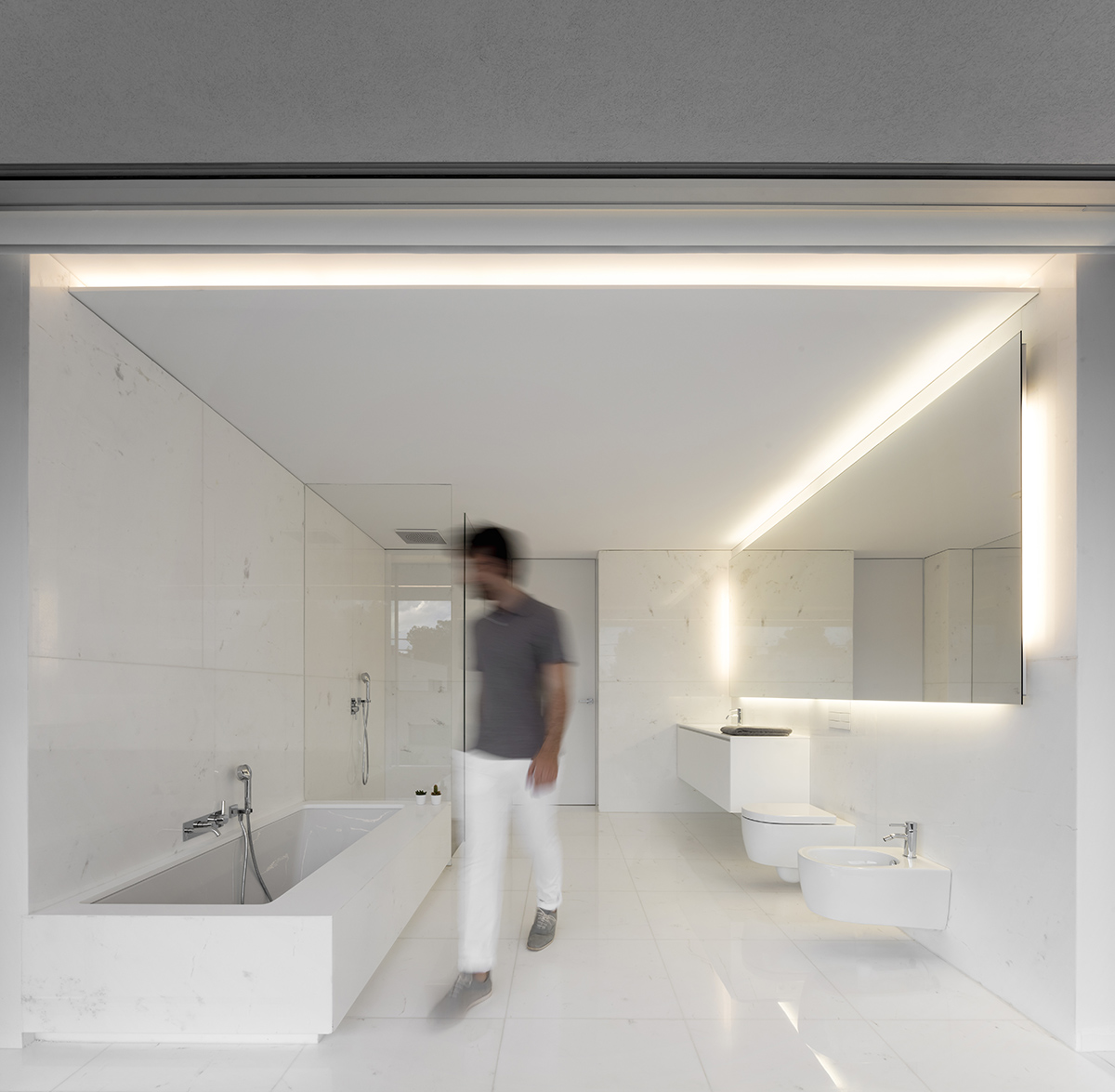 Fran Silvestre Arquitectos completes a volume-shifting house between the pine forest of Spain