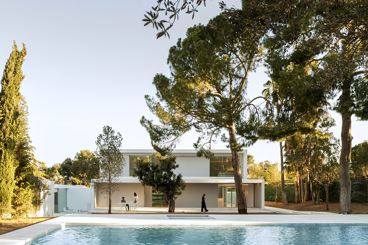 Fran Silvestre Arquitectos completes a volume-shifting house between the pine forest of Spain