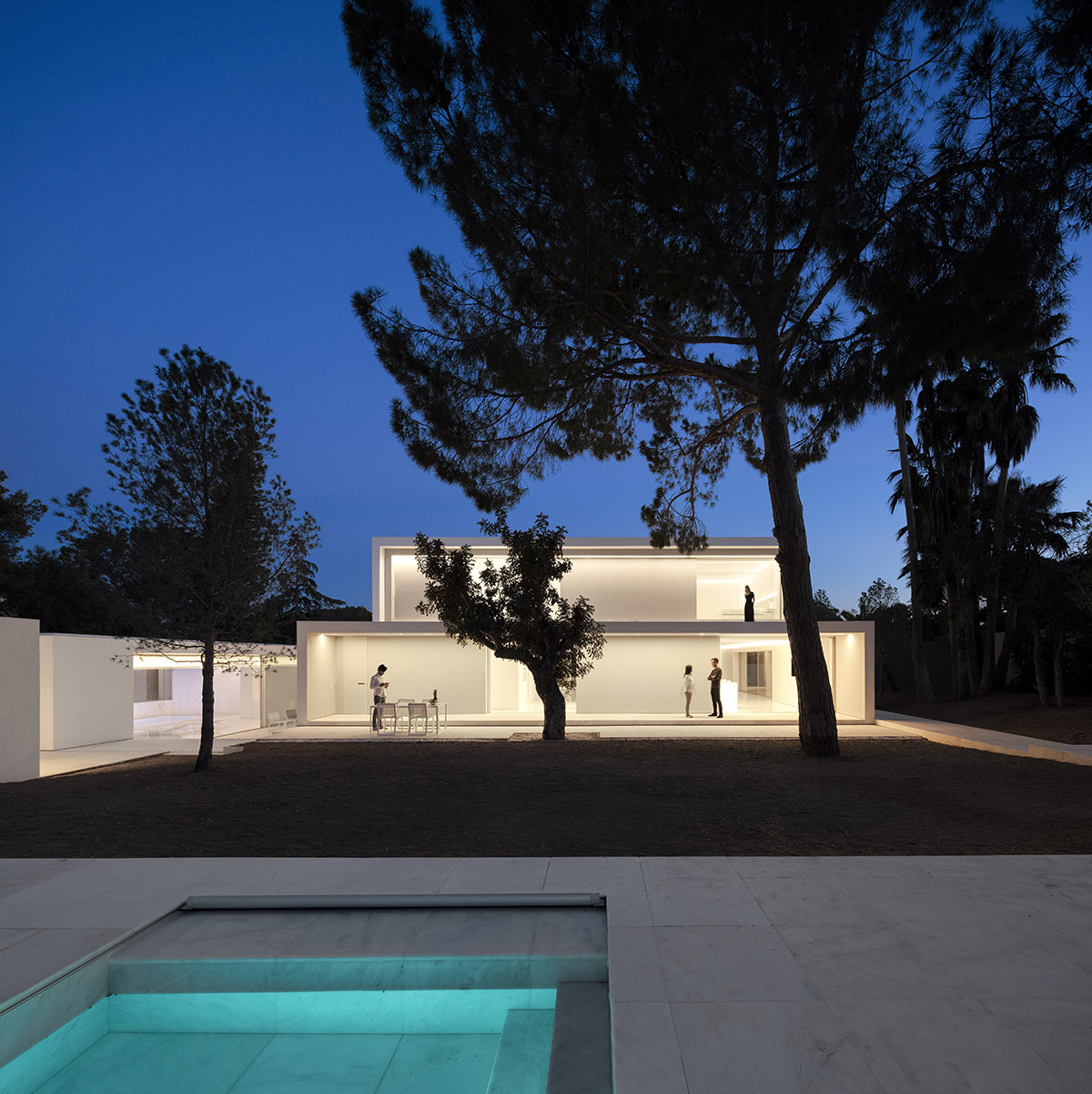 Fran Silvestre Arquitectos completes a volume-shifting house between the pine forest of Spain