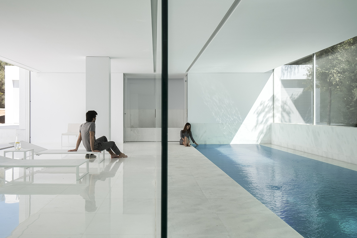 Fran Silvestre Arquitectos completes a volume-shifting house between the pine forest of Spain