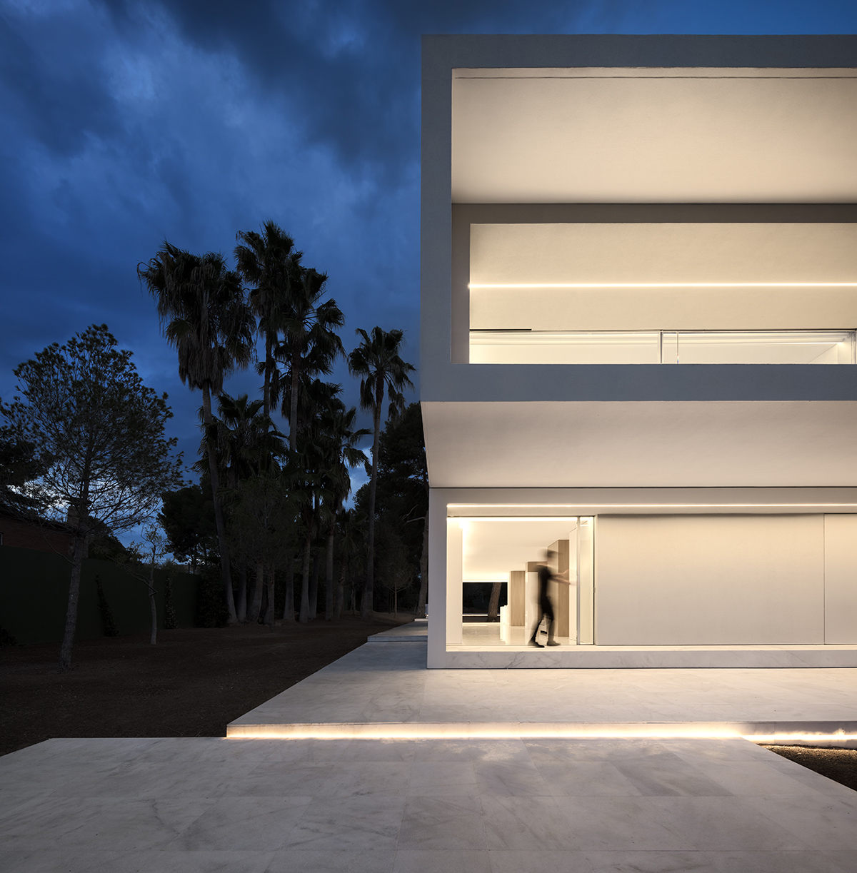 Fran Silvestre Arquitectos completes a volume-shifting house