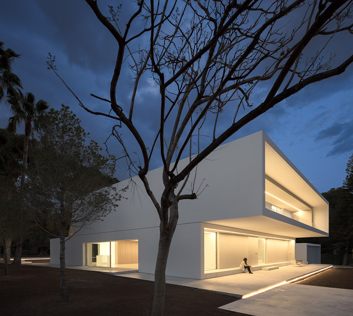 Fran Silvestre Arquitectos completes a volume-shifting house between the pine forest of Spain