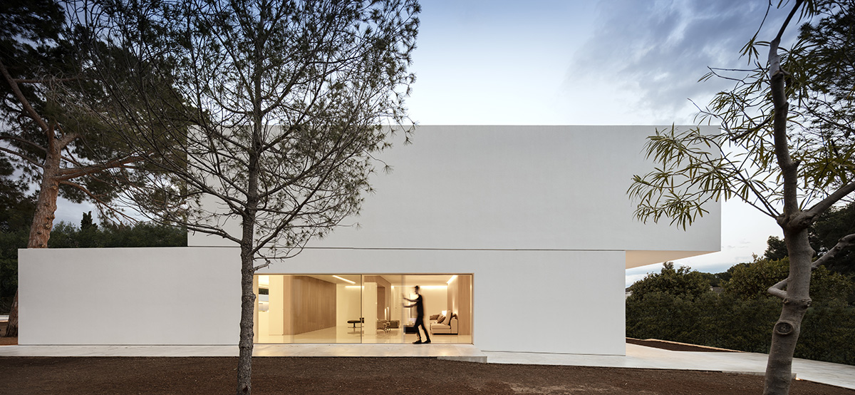 Fran Silvestre Arquitectos completes a volume-shifting house