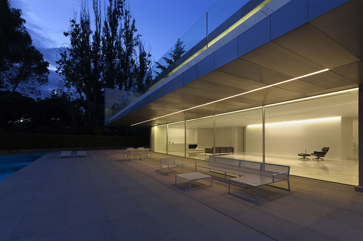 Aluminium House&rsquo;s dramatic cantilever produces one-storey effect designed by Fran Silvestre